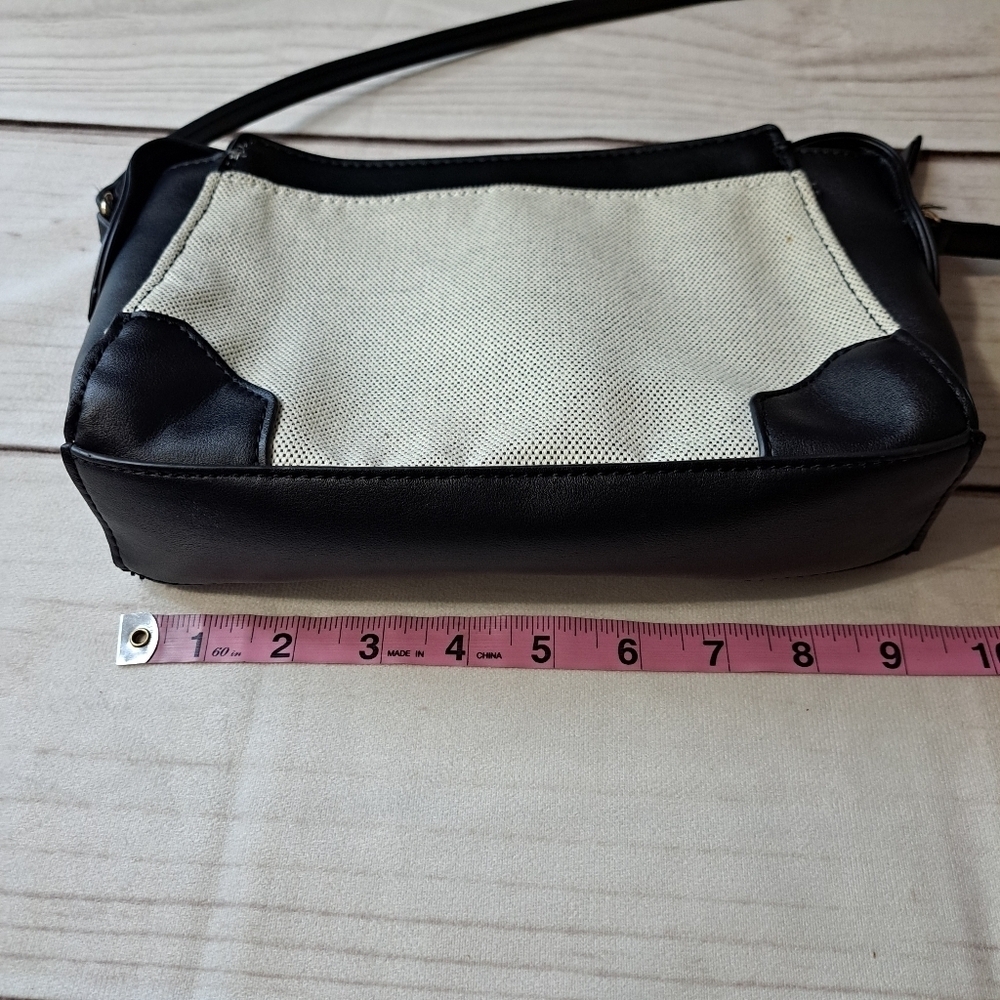 2 FOR 20 SALE Nine West Crossbody Purse Has Beauty Mark On The Back - Picture 3 of 15